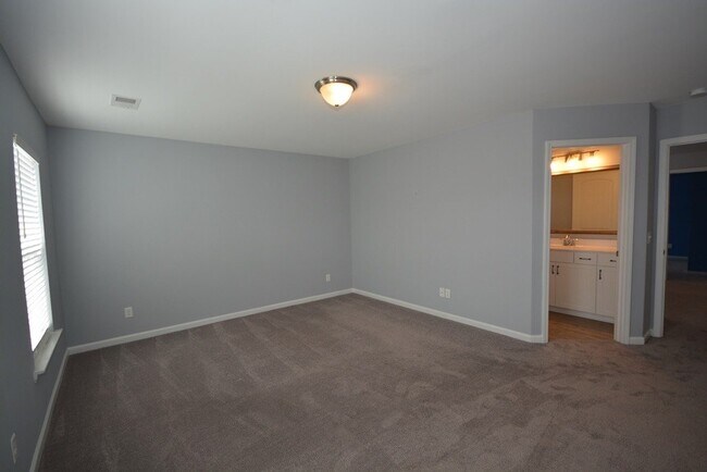 Building Photo - "Luxurious 5-Bed in, Pooler!"