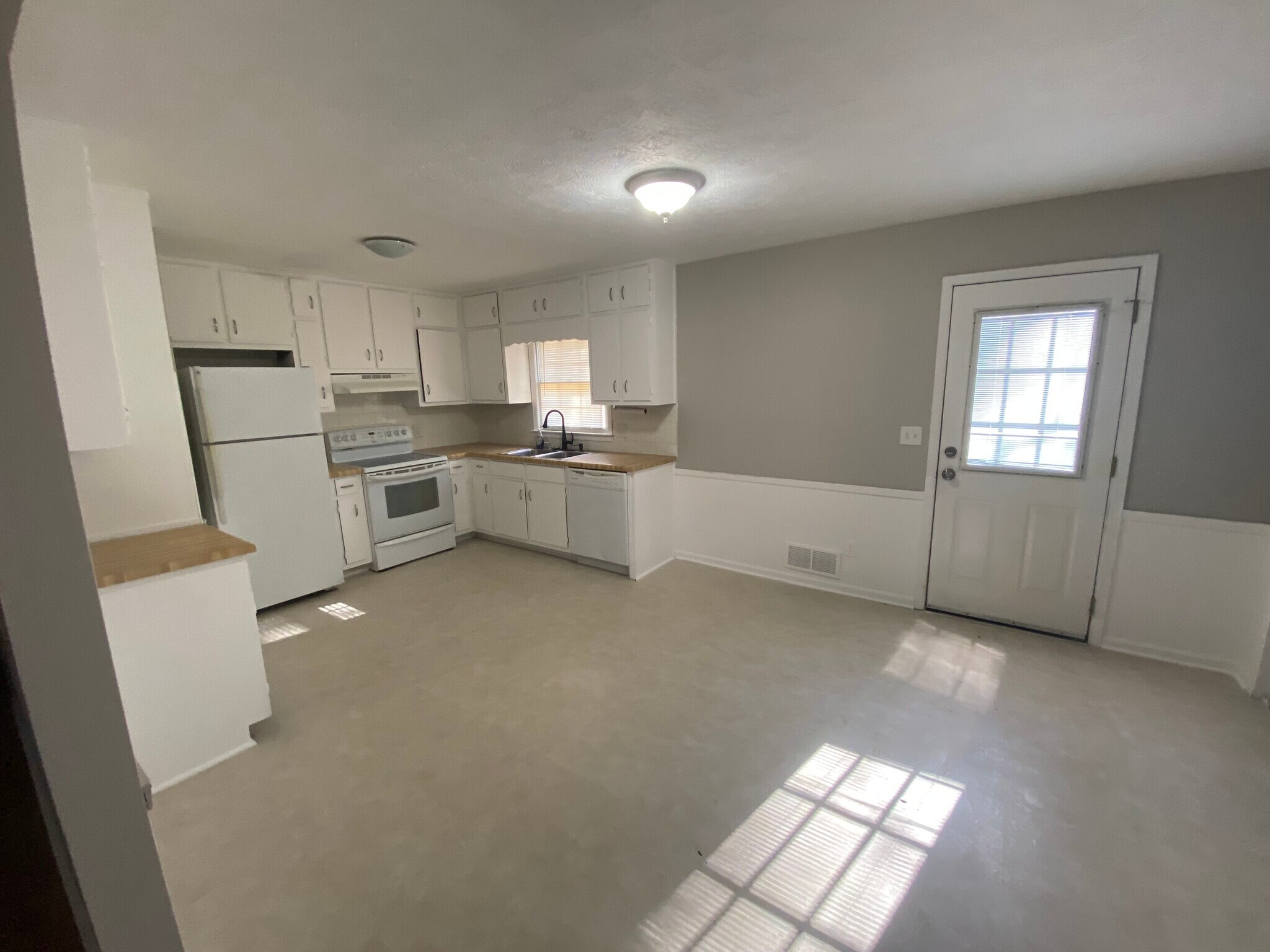 Building Photo - 1015 Eastview Rd NE