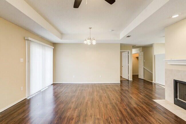 Building Photo - Conveniently located 2/2/2 with basement!!