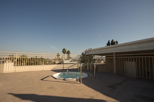 Building Photo - Beverly Hills Prime Location - 2 bed 2.5 bathroom