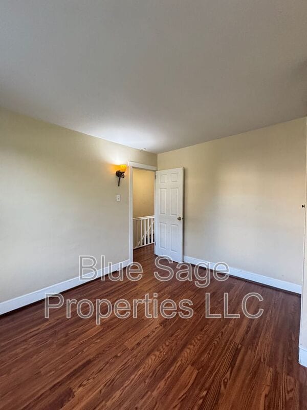 Building Photo - 919 Lawrence Ave