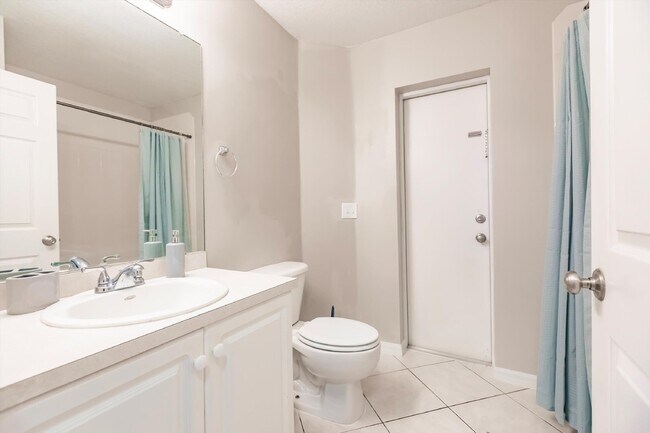Building Photo - "Charming 3-Bedroom Home with 2 Full Baths and Spacious 2537 Sq Ft in North Port, FL!"
