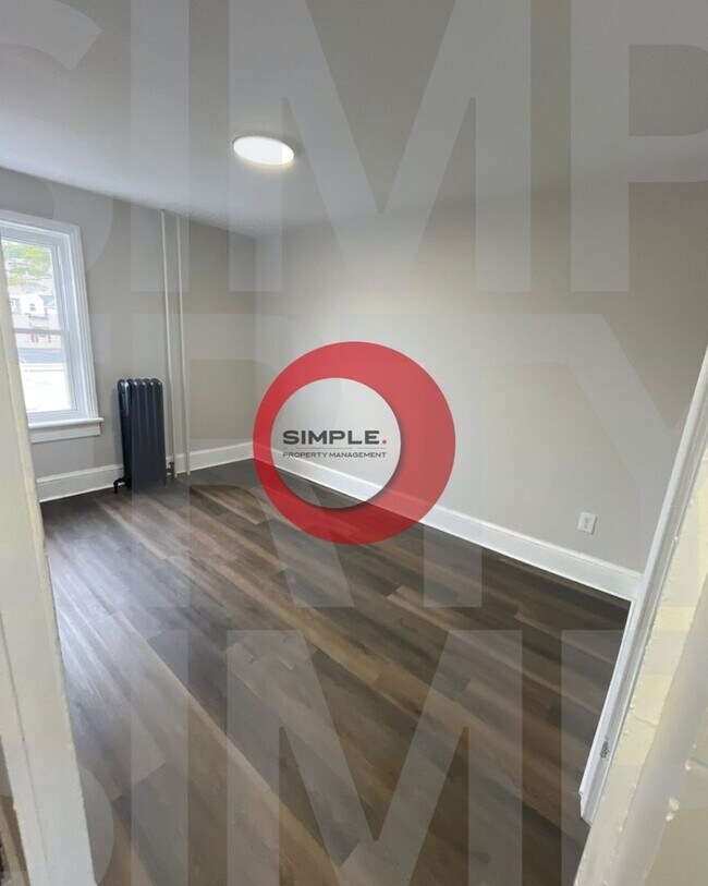 Building Photo - Three Bedroom Townhome