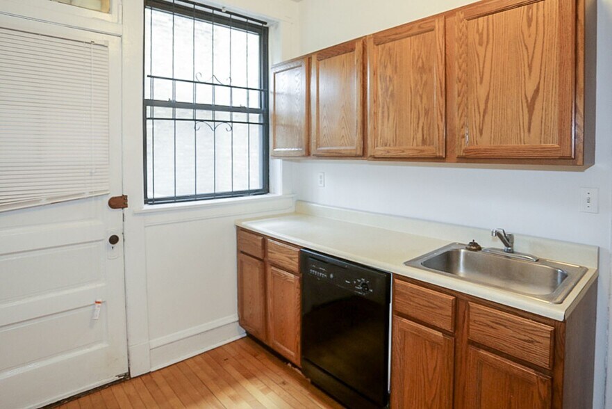 Building Photo - 3501 N Greenview Ave