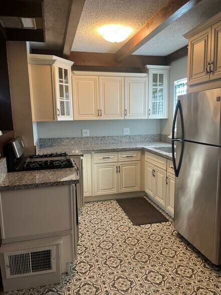 Kitchen - 1132 N Heliotrope Dr