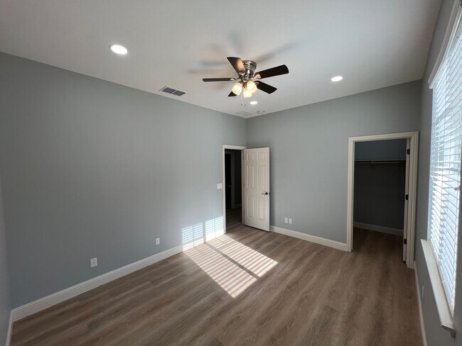 Building Photo - Desirable and Spacious 5-Bedroom Home in Empire Ranch!