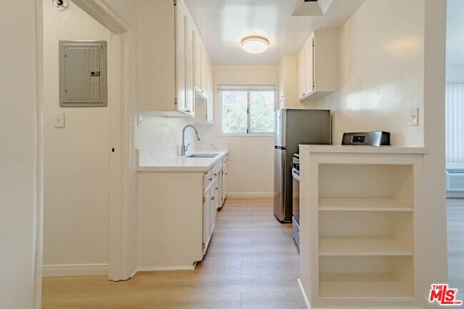 Building Photo - 758 N Hudson Ave
