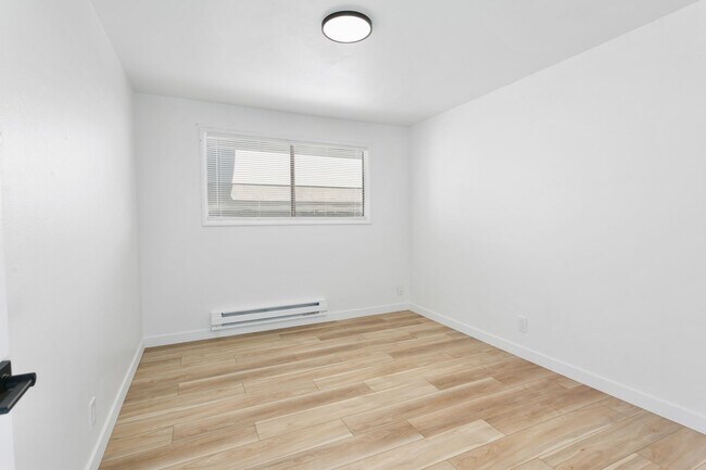 Building Photo - 610 S Sheridan Ave