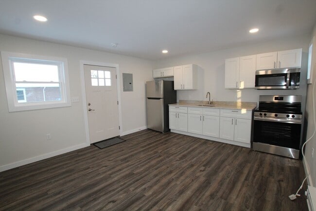 Building Photo - Beautifully remodeled and completed 1 bedroom apartment.  FREE MONTH OF RENT!*