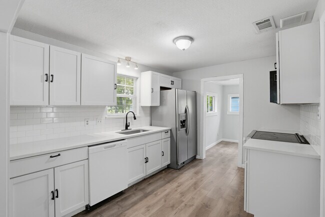 Building Photo - 505 E Heron St