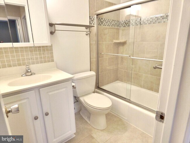 Building Photo - 416 Center St S