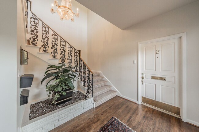 Building Photo - 2-bedroom, 2-bath condo located in the highly desirable Ridglea North neighborhood.