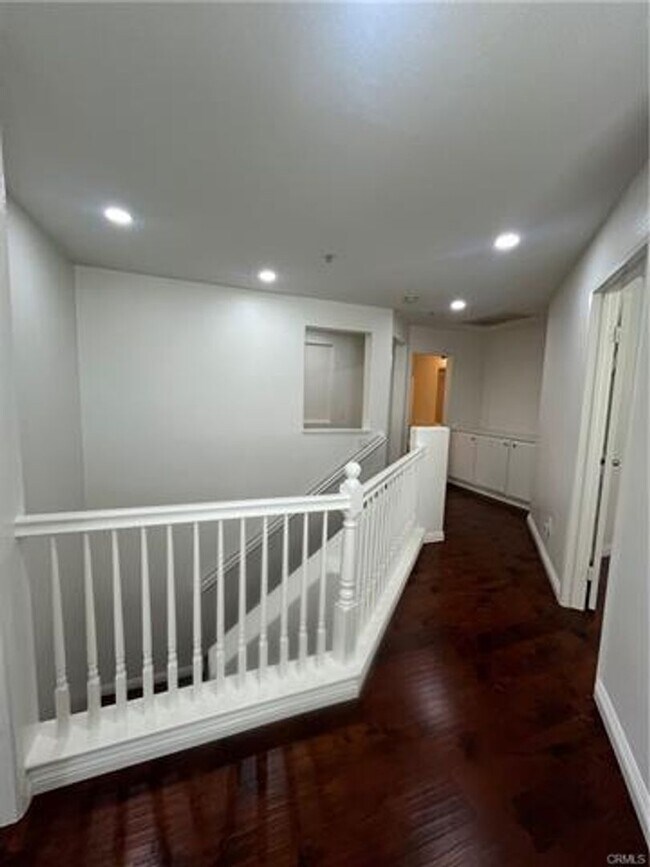 Building Photo - Beautifully designed townhome