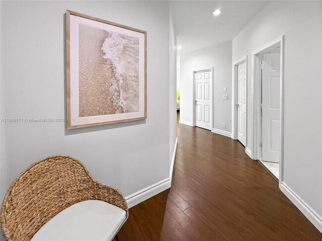 Building Photo - 2514 Poinciana Dr