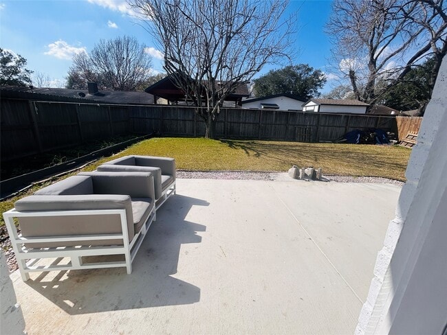 Building Photo - 10502 Long River Dr