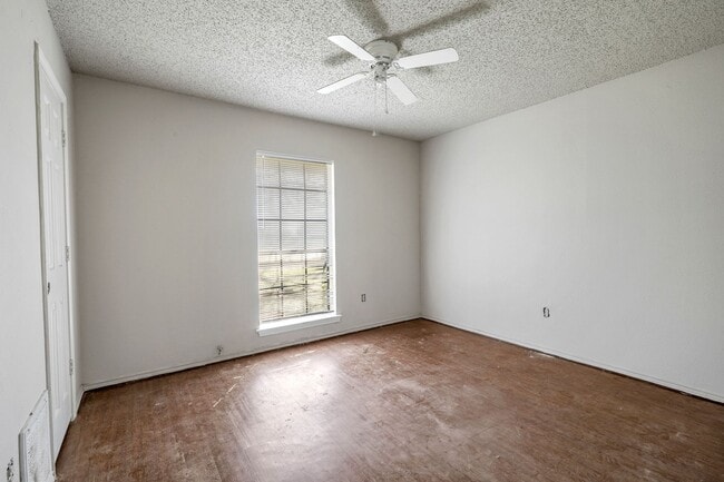 Building Photo - 223 E Pritchard Ln