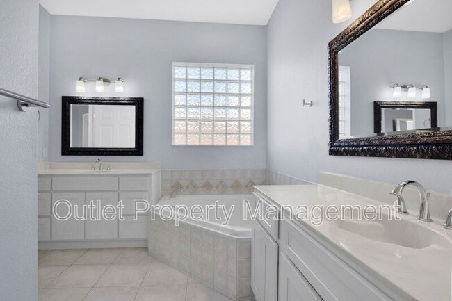 Building Photo - 10842 Woodchase Cir