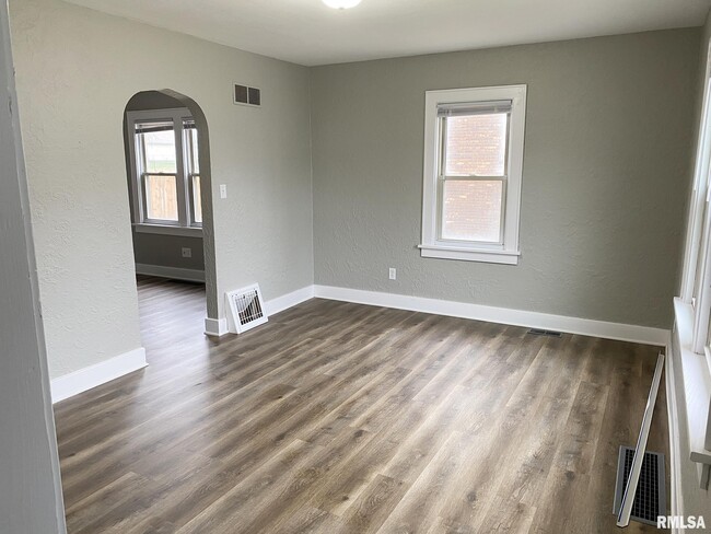 Building Photo - 303 Central St