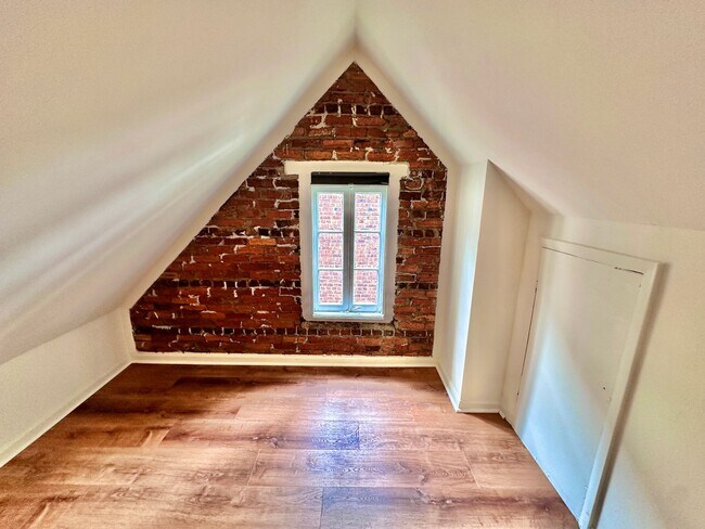 Building Photo - Spacious 6 bedroom 3.5 bath Tudor Townhouse w/Deck close to Georgetown University & Hospital