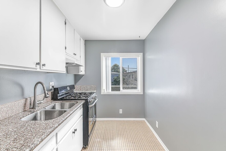 Building Photo - 210 E 29th St