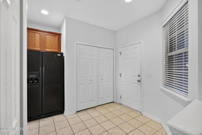 Building Photo - 3880 Buckthorne Dr