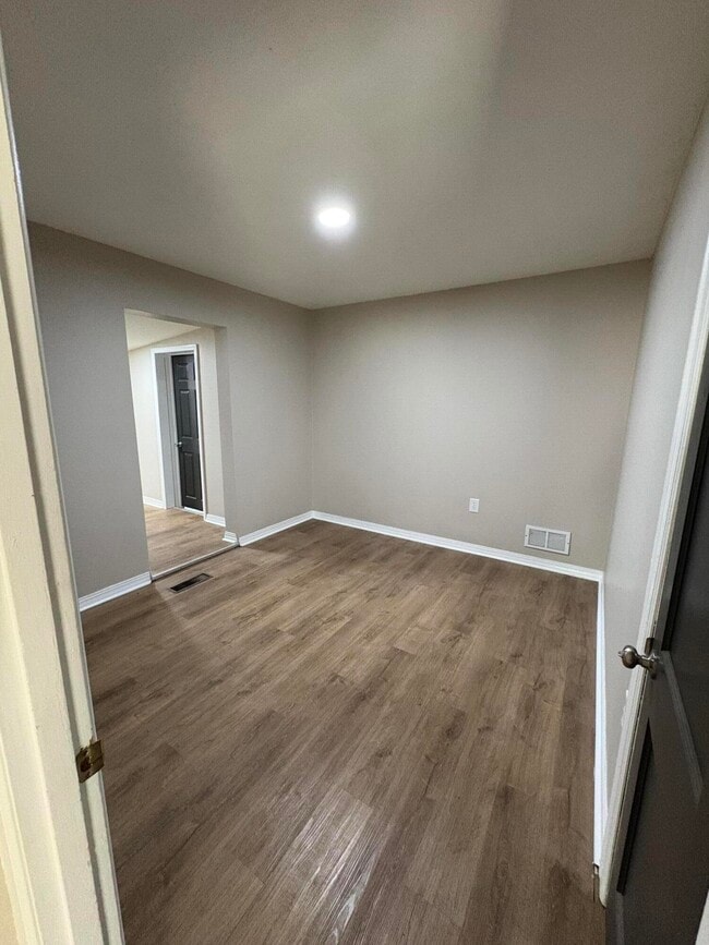 Building Photo - 5 Lake St