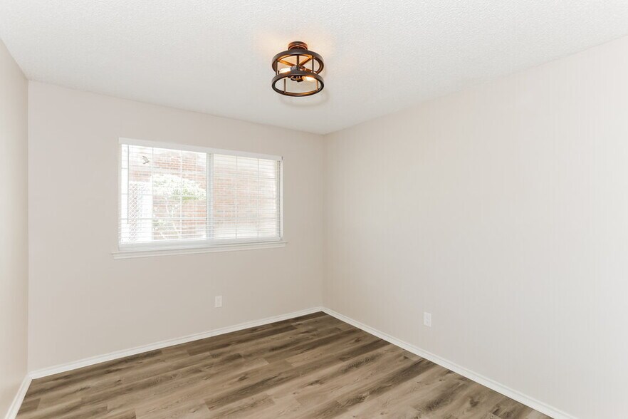 Building Photo - 912 Eagle Dr