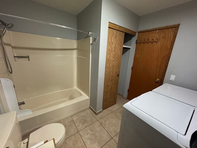 Building Photo - 2495 Wasco St