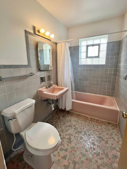 Full Bath - 933 College Ave