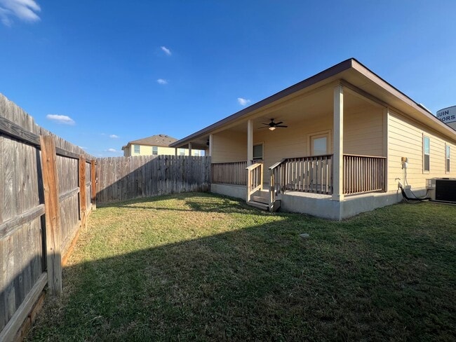 Building Photo - Beautiful Duplex in Seguin!