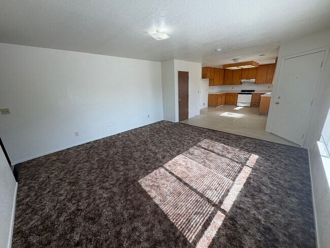 Building Photo - NW Visalia Home with Alley Access Rent Ready!