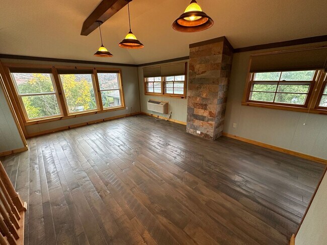 Building Photo - Beautiful Manitou Home With Sweeping Mount...