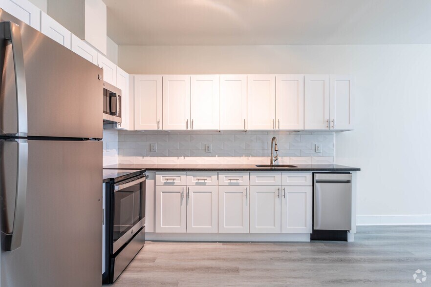 1BR, 1BA w/Den - 713SF -Kitchen - Meridia Park Ave