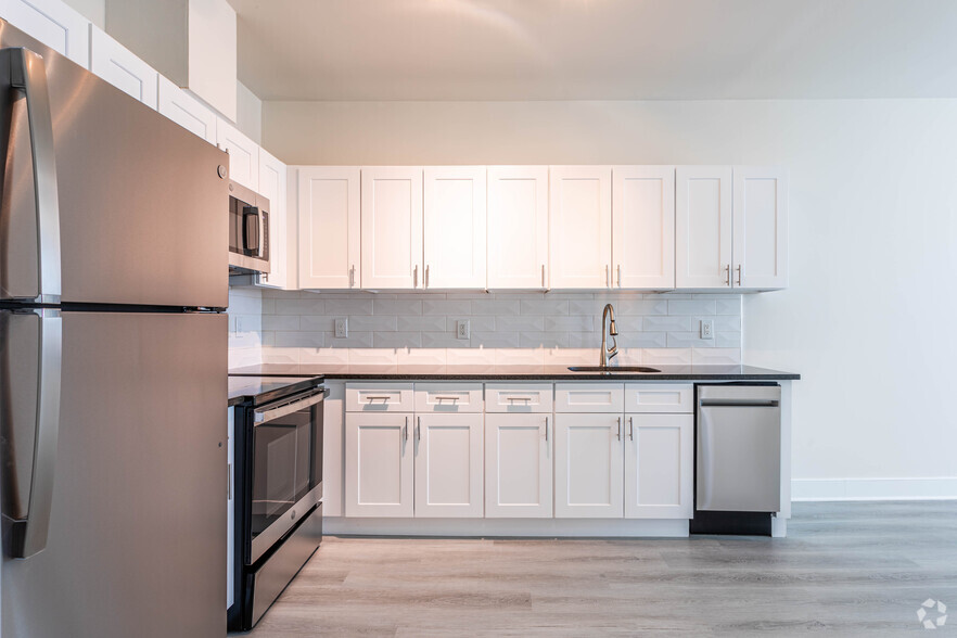 1BR, 1BA w/Den - 713SF -Kitchen - Meridia Park Avenue