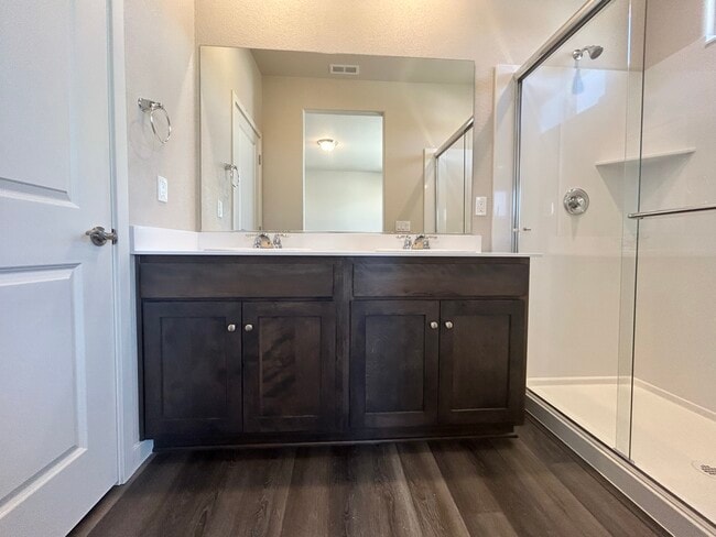 Building Photo - 916 Summer Ct