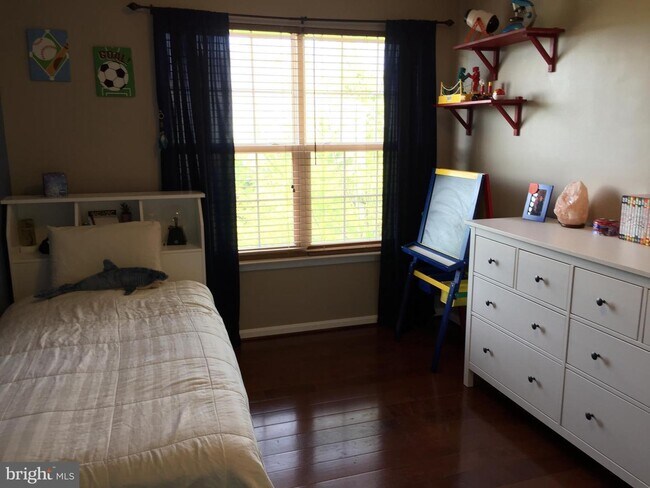 Building Photo - Absolutely Stunning townhome in the heart of Bristow. 3 bedroom, 2 full bathrooms and 2 half baths.