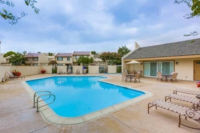 Building Photo - Spacious 4-Bed Townhome in the Heart of Cl...