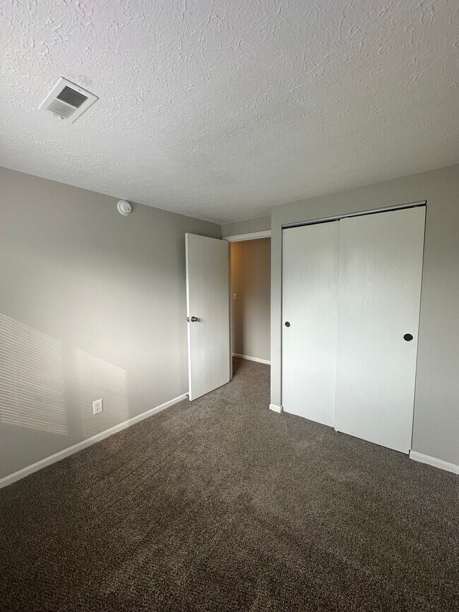 Building Photo - Beautifully Updated 3-Bed, 2-Bath Tri-Leve...