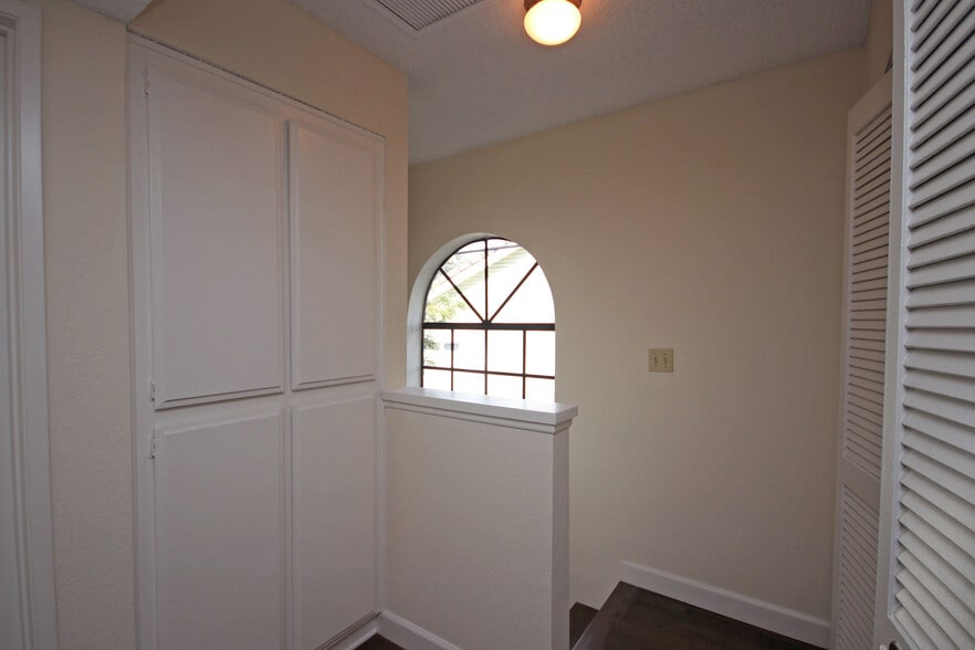 Building Photo - 416 N Bushnell Ave