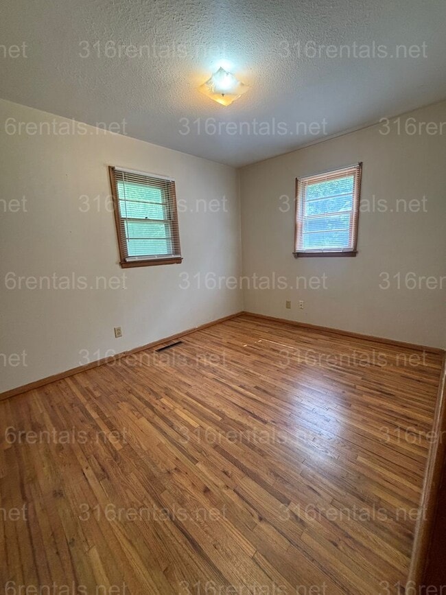 Building Photo - Two bed one bath available NOW!