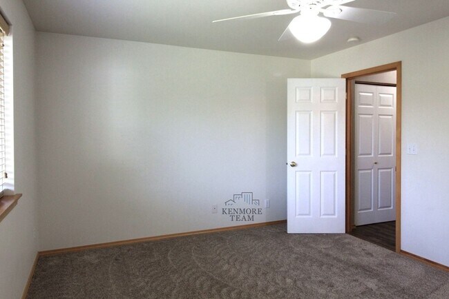 Building Photo - 4 Bedroom, 3 Bath Home in South Kennewick