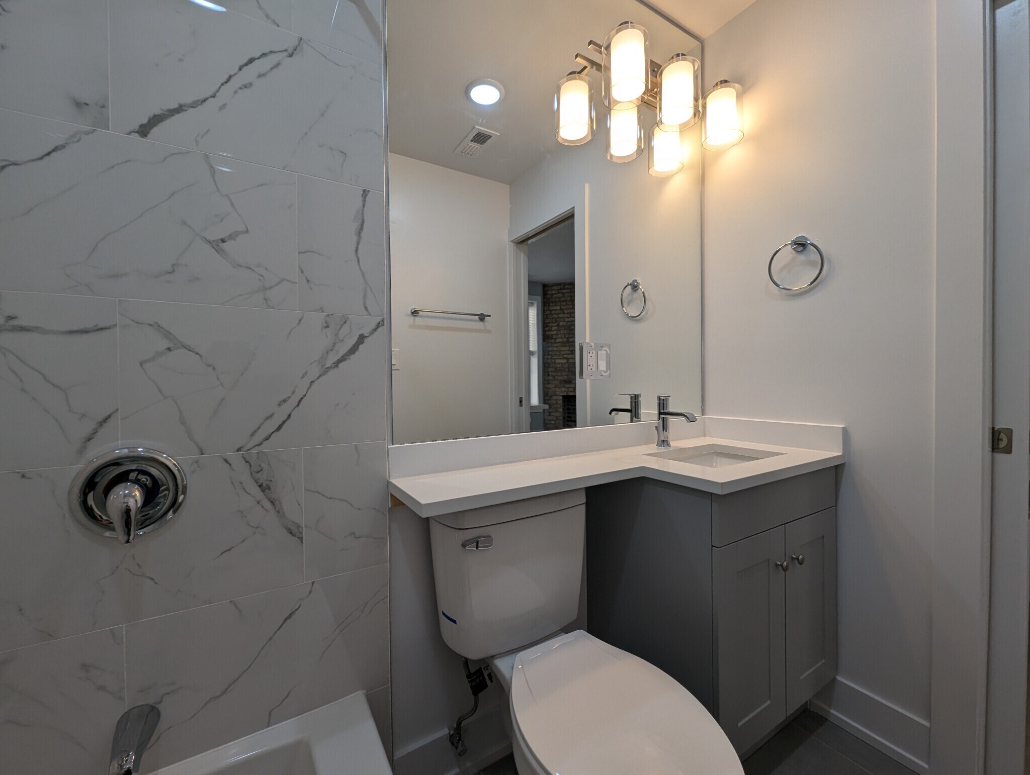 Building Photo - 440 W Belden Ave