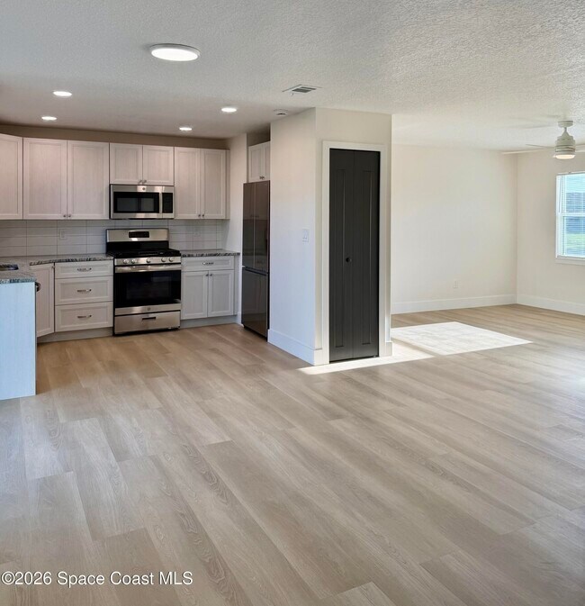 Building Photo - 557 Chantilly Dr