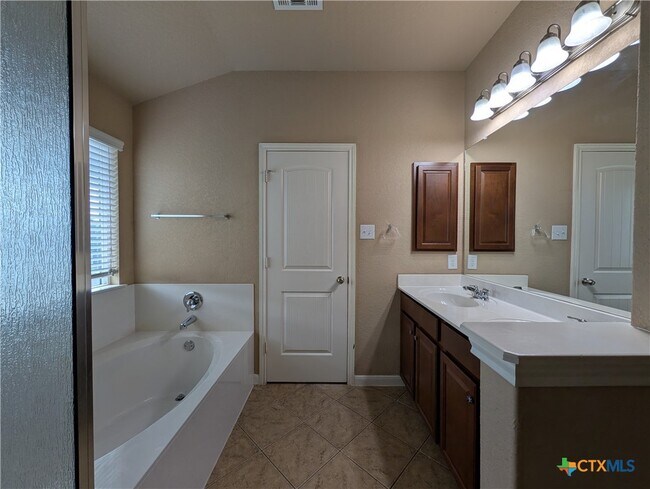 Building Photo - 212 Oak Creek Way