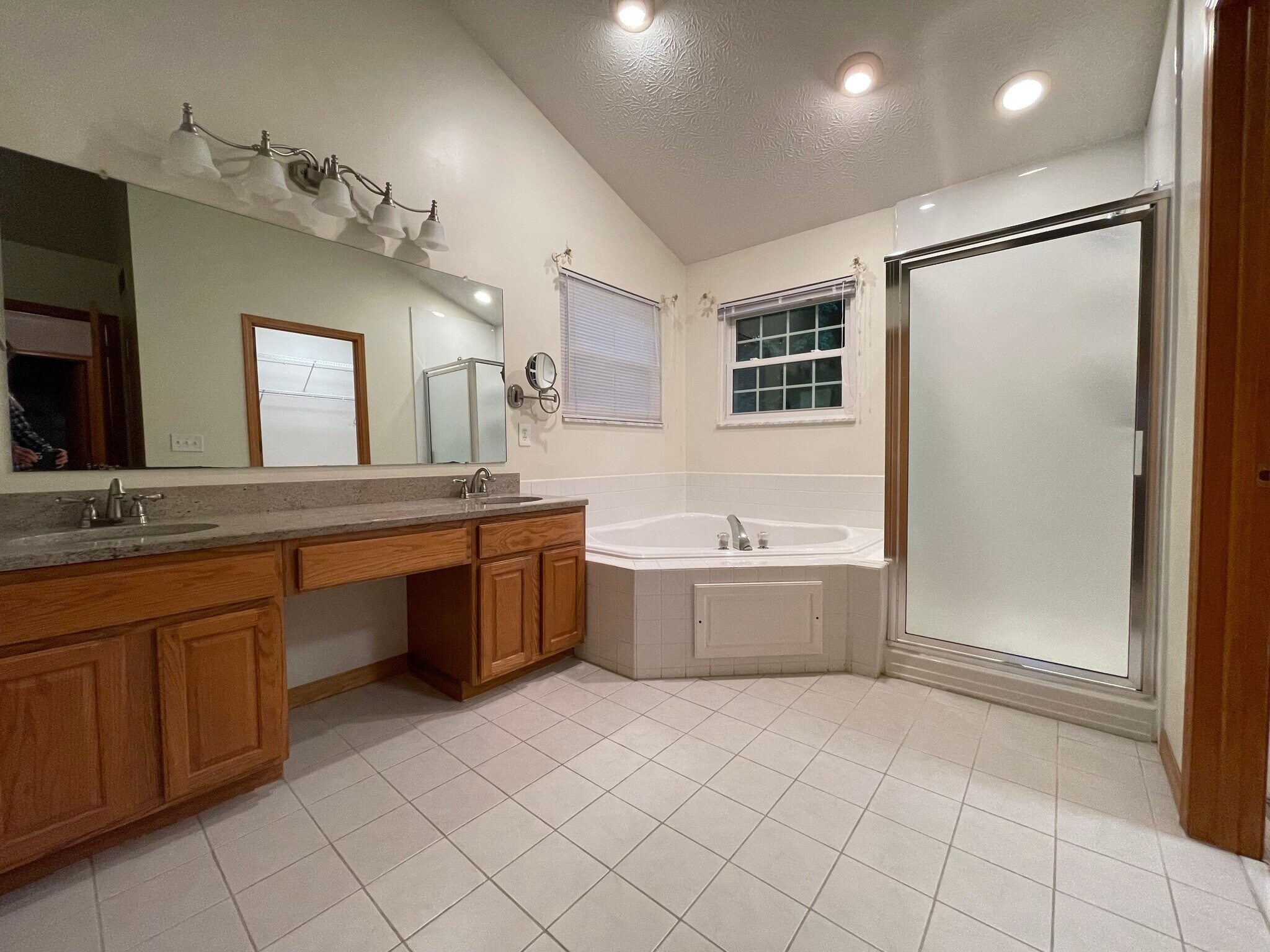 Building Photo - 6041 Holywell Dr