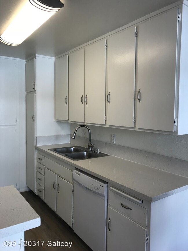 Building Photo - 20317 Saticoy St