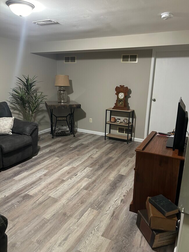 Building Photo - 4945 Singleton Dr