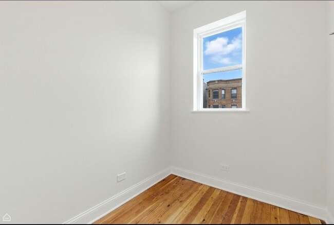 Building Photo - 909 W Addison St
