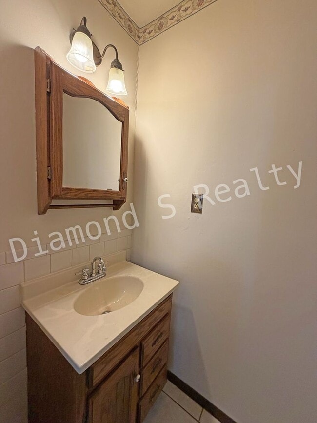 Building Photo - 3 Bedroom Home Located Near Sunset & Campbell