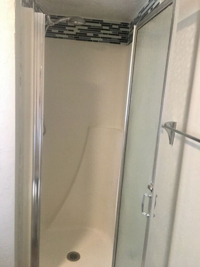 Building Photo - *** Beautiful & Updated Apartment in Mt. Washington * 1 Block to Grandview Ave * Pet Friendly * A...